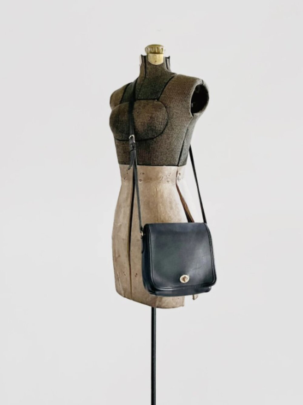 Vintage Coach Black Leather Companion Turnlock Flap 9076 Crossbody Bag / Purse